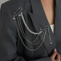 Broche à chaînes multi-rangs argentées avec perles transparentes sur blazer gris. - Style Double Épingle Chaîne Quatre Couches Perle Acrylique Craquelée (00369) / Argent
