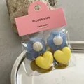 Set hecho a mano de lindos clips para el cabello con flores azules y corazones - Combinación de Corazón y Flor / Set de 4 piezas / Amarillo + Azul
