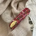 Pinza para el pelo ovalada tejida a mano en tonos rosas y burdeos elegantes para mujer - Estilo tejido rectangular (con etiqueta metálica) (D1.1) / Serie rojo rosa tejido