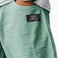 Primer plano de pantalones casuales para hombre en lino y algodón verde con textura de tela - Verde claro