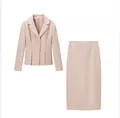 Elegantes pastellrosa zweiteiliges Damen-Büroset mit schmalem Blazer und Midi-Bleistiftrock - S / Oberteil Und Unterteil / Aprikose