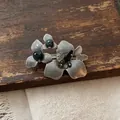 Vintage-Brosche aus antikem Silber mit Natursteinen und Blattdesign für Damen - Drei Große Blätter Stein Brosche / Antik-Zinn