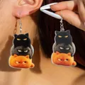 Originelle 2D-Acryl-Ohrringe mit einem Stapel aus drei mürrischen Comic-Katzenmotiven - Regenschirm Katzen Stil (32227-ear-pink-3-EP)
