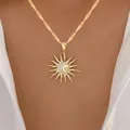 Dettaglio della collana con ciondolo sole e luna dorata con accenti in cristallo - Stile Sole Luna Stella A / Oro