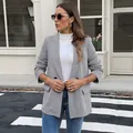 Élégant blazer gris à motif pied-de-poule avec boutons noirs et col à revers - S / Noir