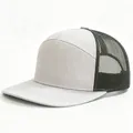 Weißes und schwarzes 7-Panel-Mesh-Trucker-Cap ideal für DIY-Bestickung und Transferdruck - Hellgrau