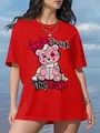 Détail du t-shirt rouge oversize avec ours de dessin animé rose et texte graffiti - S / Hauts / Rouge