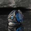 Detailaufnahme eines Herrenrings im Vintage-Stil mit blauem Saphir und Zirkon-Akzenten - Größe 6 / Silber