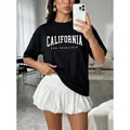 Elegante camiseta negra de algodón de estilo americano con estampado blanco de California - S / Tops / Peso Regular / Negro