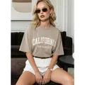 Camiseta de algodón para mujer de corte holgado en color caqui con logo de California - S / Tops / Beige