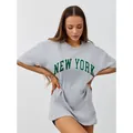 Camiseta gris de algodón 100% estilo oversize con estampado New York verde para mujer - S / Tops / Gris