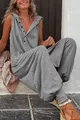 Detalle de un mono gris sin mangas con capucha, botones frontales y pantalones estilo harén relajado. - S / Top Y Pantalón / Gris