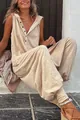 Detalle de mono beige sin mangas con capucha que incluye botones y un diseño de pierna tipo harem - S / Top Y Pantalón / Blanco Roto