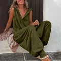 Vista detallada de un elegante mono sin mangas con capucha verde oliva y pantalón largo harén. - S / Top Y Pantalón / Verde Militar