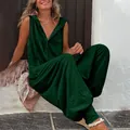 Λεπτομερής άποψη μιας casual σκούρο πράσινης αμάνικης ολόσωμης φόρμας με κουμπιά. - Σκούρο Πράσινο