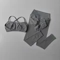 Vue détaillée de l'ensemble de sport gris avec legging taille haute et brassière - S / Haut Et Bas / Gris clair