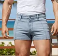 Herren-Denim-Hotpants mit hohem Stretchanteil in Hellblau, eng anliegend und modisch kurz - S / Unterteile / Hellblau