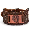 Dettaglio del totem del corvo vichingo su un bracciale in pelle marrone da uomo. - Vera Pelle Uccello Marrone + Rosso Antico