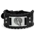 Dettaglio del totem del corvo di Odino su un ampio bracciale vichingo in pelle nera vintage. - Vera Pelle Uccello Nero + Argento Antico