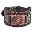 Dettaglio del bracciale vichingo in pelle con rune nordiche e placca in metallo a zampa. - Pelle PU Zampa d'Orso Marrone + Rosso Antico