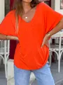 Vue détaillée montrant la coupe ample d'un t-shirt orange vif à col en V pour femmes - S / Hauts / Orange