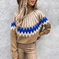 Detailansicht eines Damen-Strickpullovers mit blau-weißem Zickzack-Muster und Stehkragen. - S / Oberteile / Khaki