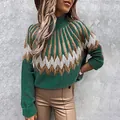 Nahaufnahme des grünen geometrischen Musters auf einem kuscheligen Damen-Rollkragenpullover - S / Oberteile / Grün