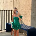 Elegante vestido de cóctel verde esmeralda con hombros descubiertos y volantes esculturales - S / Vestidos / Verde
