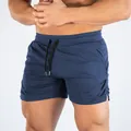 Detailopname van blauwe heren fitness mesh short met zwart trekkoord. - Marineblauw