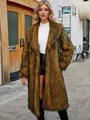 Vue détaillée d'un élégant manteau long en fausse fourrure de renard marron pour femme. - S / Hauts / Rayé Jaune