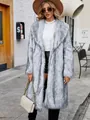 Vue détaillée de la texture en fausse fourrure grise de cet élégant manteau d'hiver long - S / Hauts / Blanc Mélangé