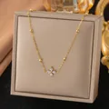 Elegante goldene Halskette mit einem Kristallblumenanhänger auf einer Schmuckschatulle - Weißer Zirkonia Kleeblatt Halskette(H350) / Gold