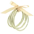 Set di cinque braccialetti in silicone glitterato dorato con un fiocco in nastro champagne - Confezione da 5 / Oro chiaro