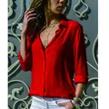 Modelo con camisa roja de manga larga con escote en V profundo y detalle de botones - Rojo