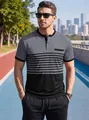 Modelo con polo de bloques de color a rayas grises y negras al aire libre en un parque - S / Tops / Gris oscuro