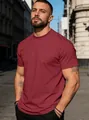Vista exterior de un hombre con una camiseta de algodón granate de manga corta y cuello - S / Burdeos