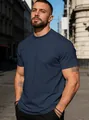 Detalle de cerca de una camiseta de algodón azul marino para hombre con cuello redondo - S / Azul marino