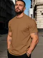 Camiseta de algodón marrón con cuello redondo para hombre mostrada en un modelo - S / Caramelo