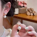 Orecchini di perle a farfalla eleganti con pietre scintillanti, stile vintage - Orecchini a Bottone Farfalla con Perla (E6976) / Oro