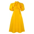 Détail d'une élégante robe jaune ligne A avec manches bouffantes et nœud - Jaune