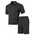 Détail de la texture en chevrons de l'ensemble polo et short pour hommes - Noir
