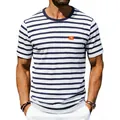 Primer plano de una camiseta de rayas para hombre con detalle de bolsillo en el pecho - S / Tops / Azul Marino a Rayas