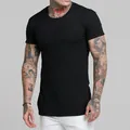 Dettaglio di una t-shirt nera da uomo a maniche corte con un motivo a coste verticali. - Taglia M / Nero