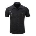 Vista frontal de una camisa militar negra de algodón de manga corta con bolsillos en el pecho - S / Tops / Negro