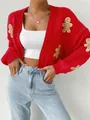 Détail d'un cardigan rouge en maille avec écussons bonhomme de pain d'épices mignons - S / Hauts / Rouge
