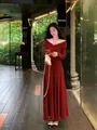 Robe longue rouge élégante de style français avec dentelle sur un mannequin - S / Haut Et Bas / Rouge