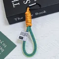 Dettaglio del cinturino per telefono in corda intrecciata colorata con guaina a rete - Stile Contrasto Arancione E Blu-Verde (Huayang 5)