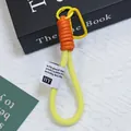Dettaglio del portachiavi in corda intrecciata a rete bicolore con etichetta in tessuto - Stile Contrasto Giallo Fluorescente E Arancione (Huayang 8)