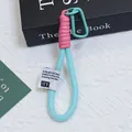 Dettaglio di portachiavi in corda intrecciata con guaina a rete in colori rosa e blu - Stile Contrasto Rosa E Blu Chiaro (Huayang 10)