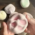 Jouet squishy mochi fait main avec une texture réaliste à rebond lent pour le stress - Rose